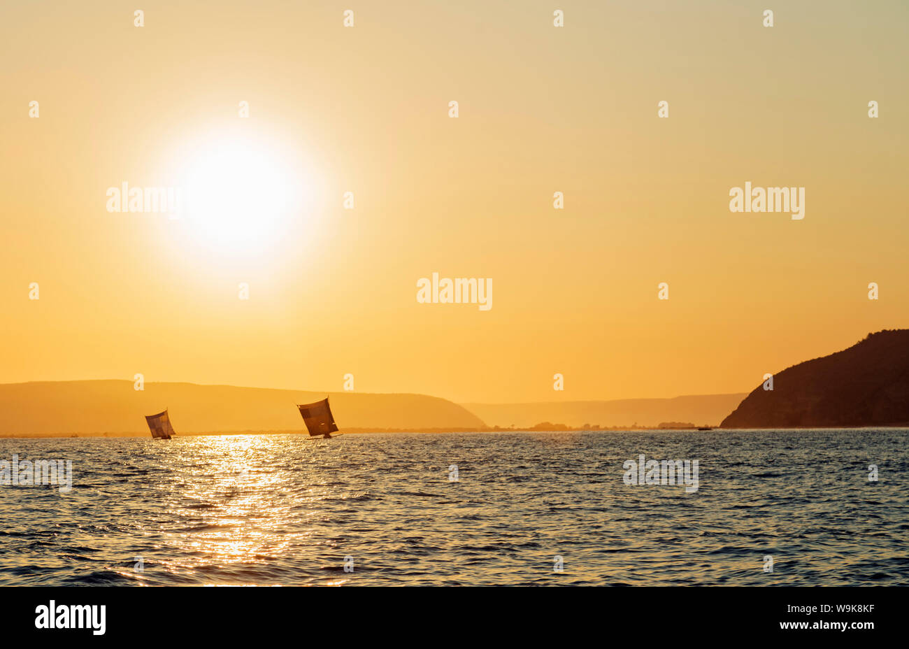 Saint Augustin, voiliers à l'horizon au lever du soleil, zone sud, Madagascar, Afrique Banque D'Images