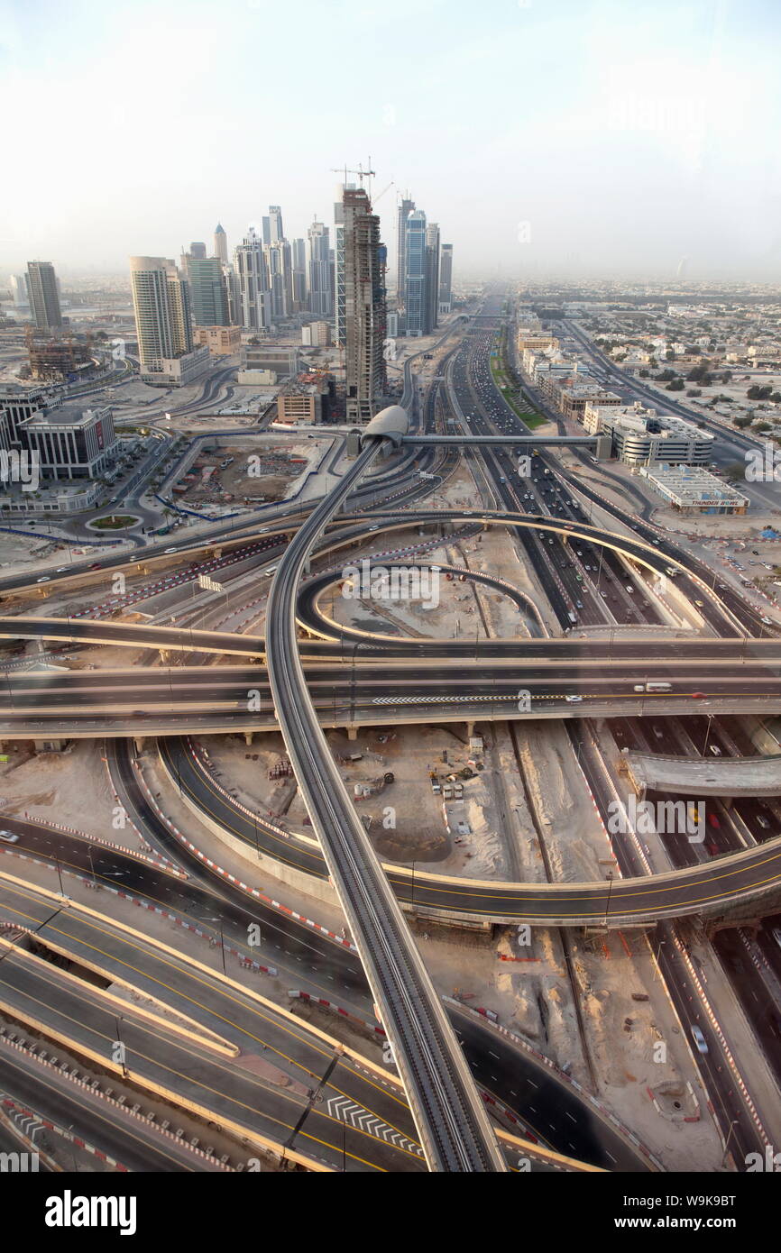 Croisement des routes sur Sheikh Zayed Road, Dubaï, Emirats Arabes Unis, Moyen Orient Banque D'Images
