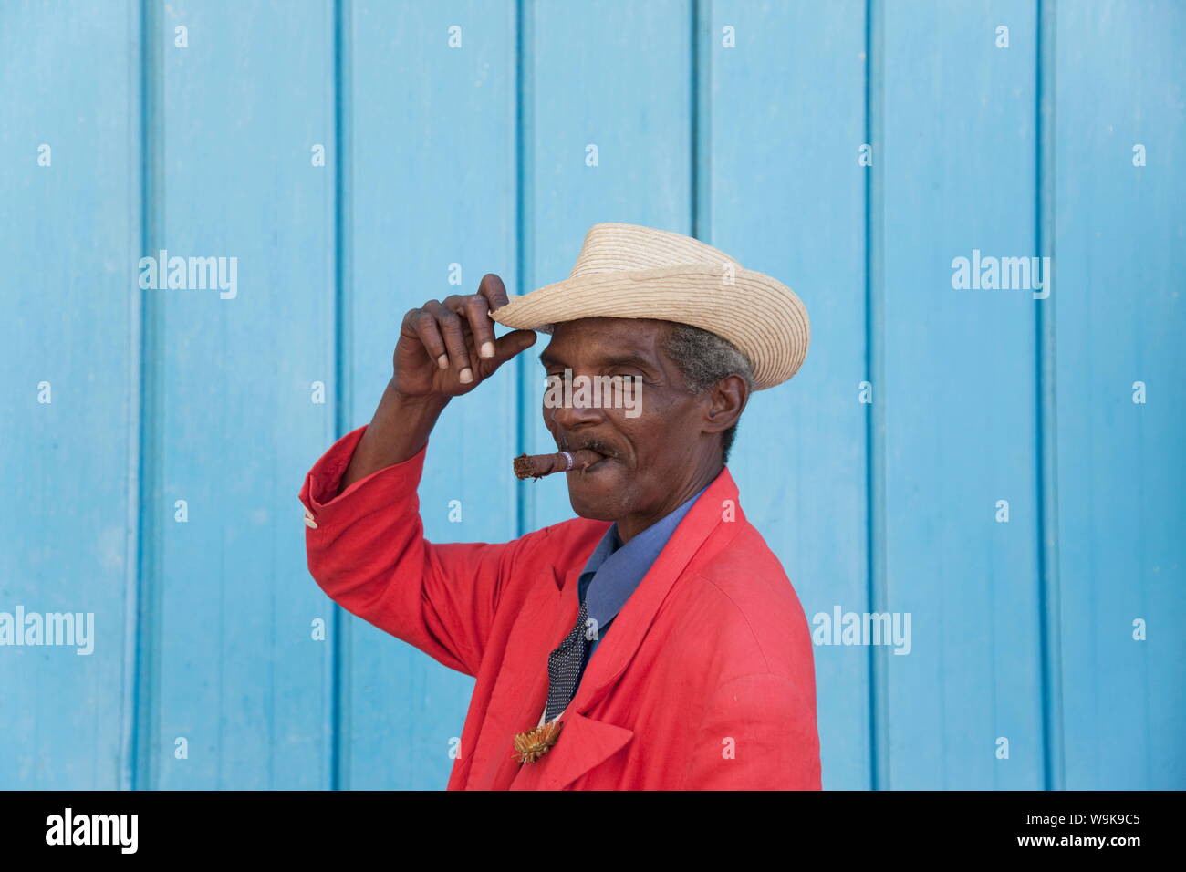Cigare cubain avec l'homme, La Havane, Cuba, Antilles, Amérique Centrale Banque D'Images
