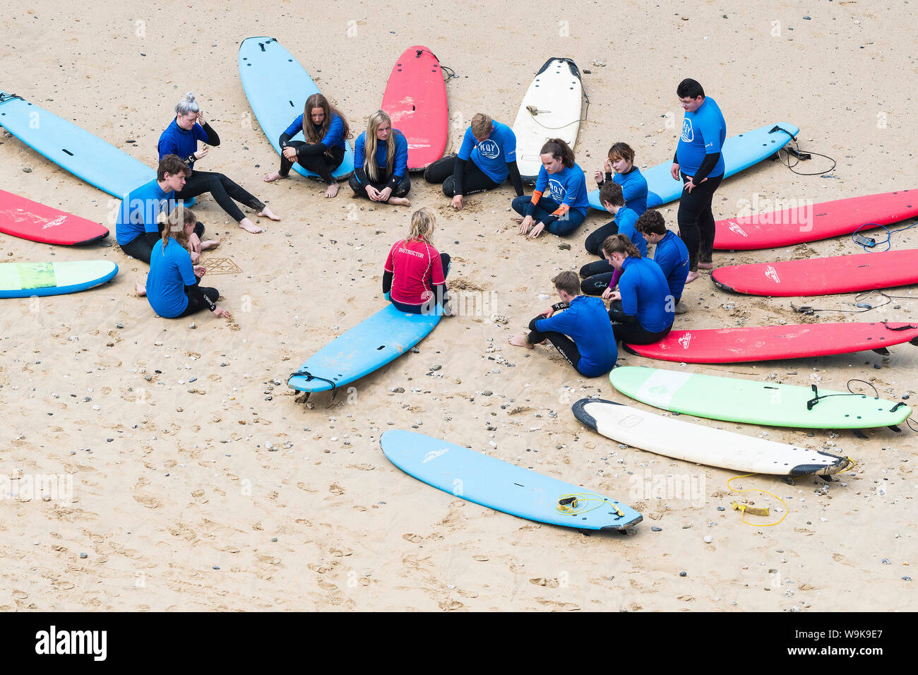 Une leçon de surf sur la grande plage de l'Ouest à Newquay en Cornouailles. Banque D'Images