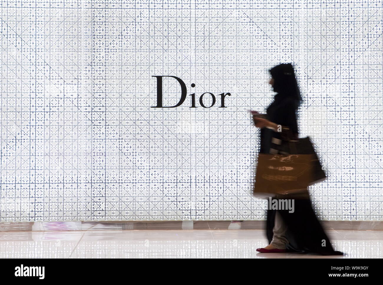 Shopping dans les boutiques de mode du centre commercial de Dubaï, Burj Khalifa, Dubai, Émirats arabes unis, Moyen Orient Banque D'Images