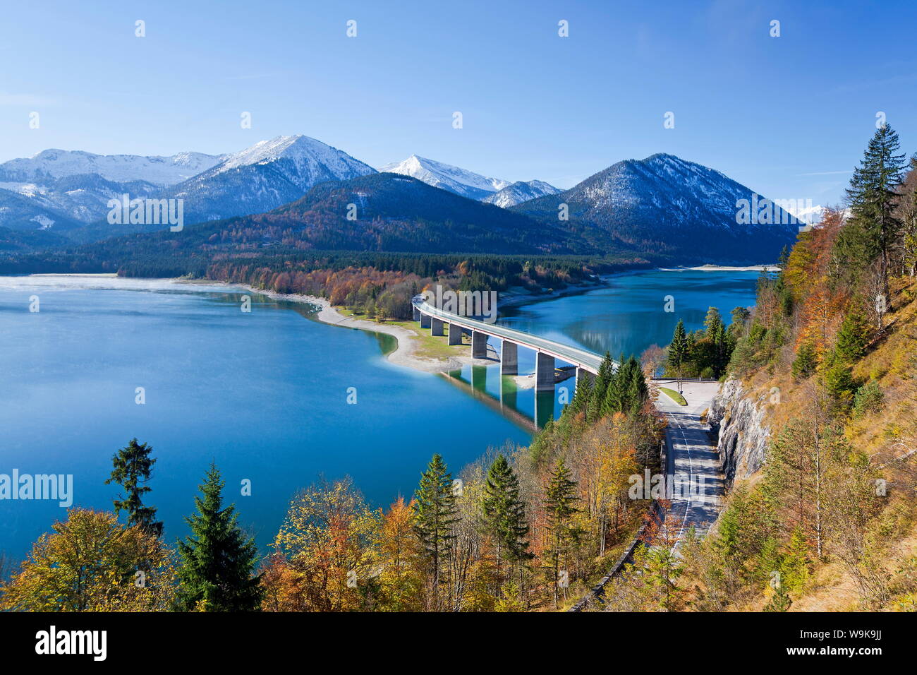 Pont routier sur le lac de Sylvenstein, avec des montagnes en arrière-plan, Bavaria, Germany, Europe Banque D'Images