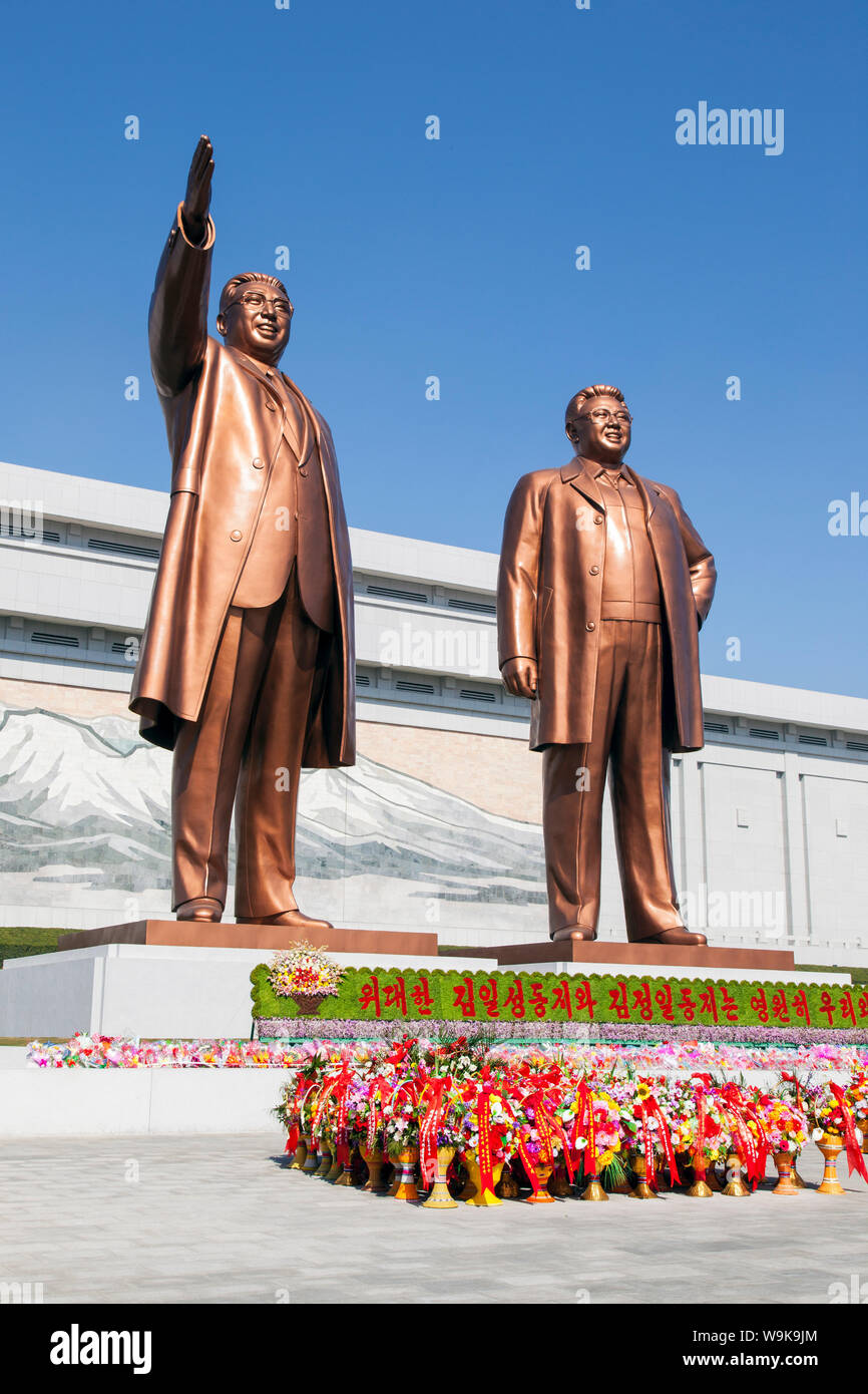 Troupe artistique Mansudae Grand Monument, des statues d'anciens présidents Kim Il Sung et Kim Jong Il, troupe artistique Mansudae Assembly Hall sur la Colline Mansu, Pyongyang, Corée du Nord Banque D'Images