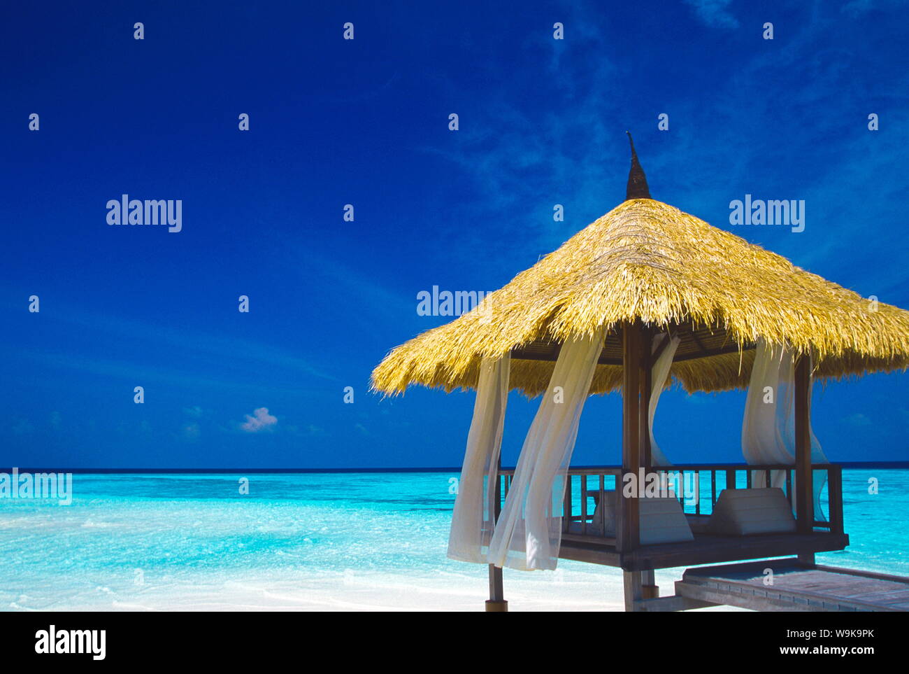 Jetée avec toit de paille, Maldives, océan Indien, Asie Banque D'Images