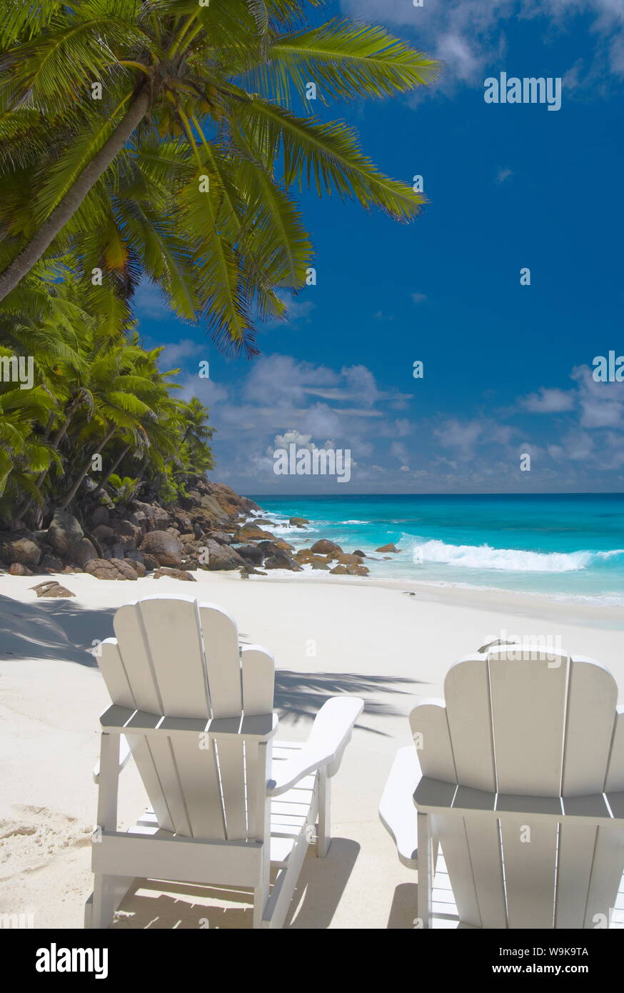 Deux chaises Adirondack on tropical beach, Seychelles, océan Indien, Afrique Banque D'Images
