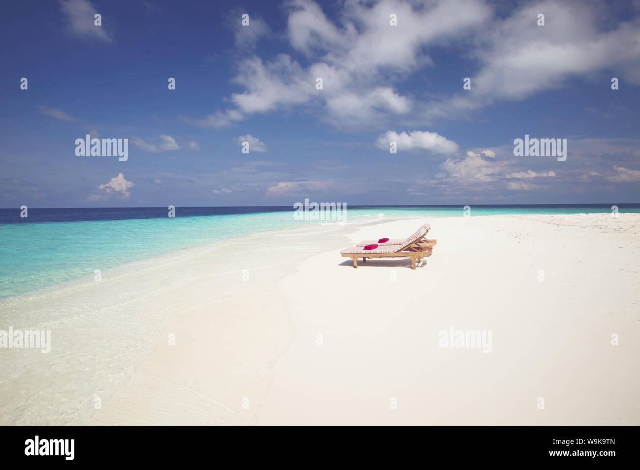 Deux chaises longues sur la plage tropicale, Maldives, océan Indien, Asie Banque D'Images