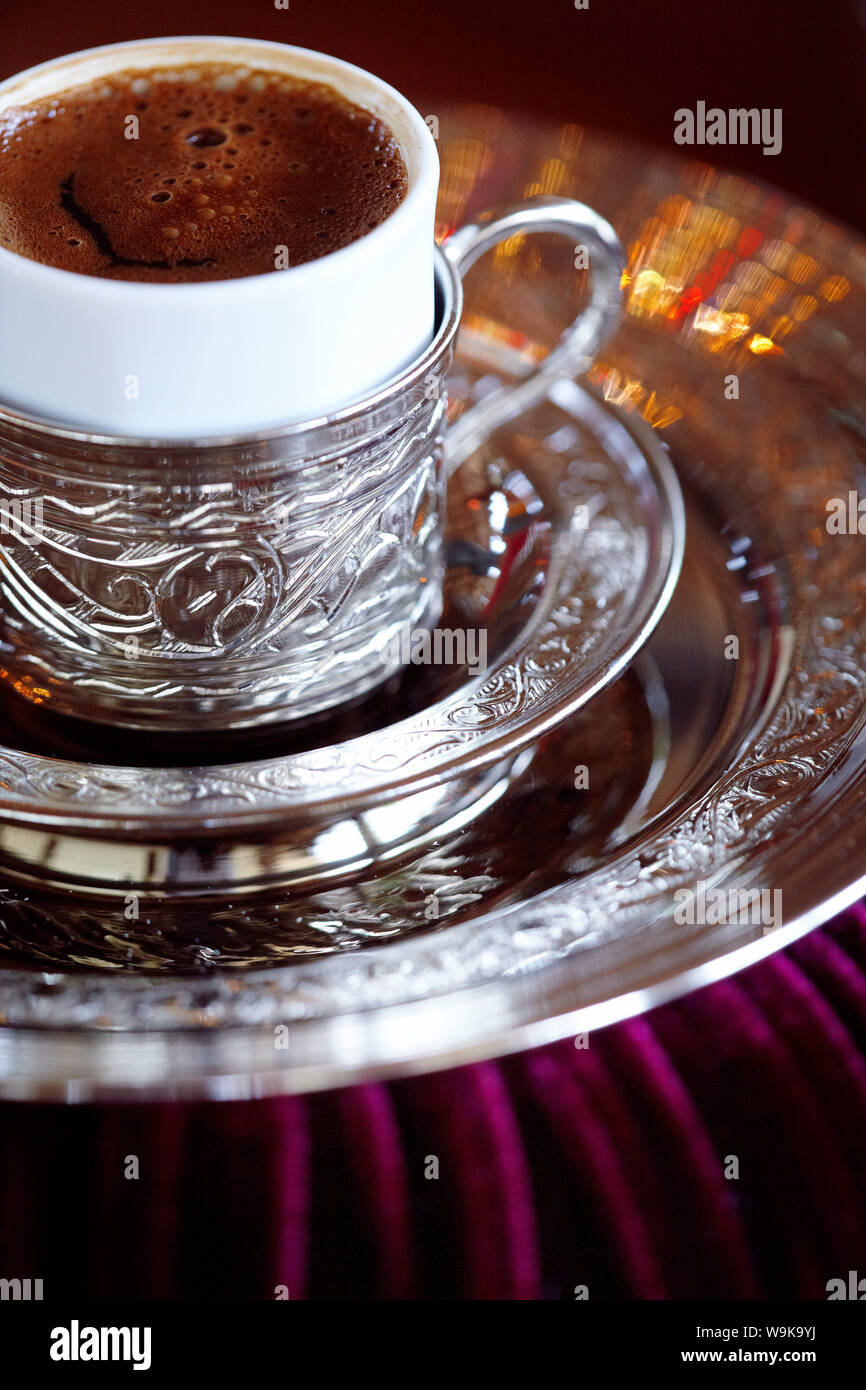 Le café turc servi in ornate coupe d'argent et de lave, de la Turquie, de l'Eurasie Banque D'Images