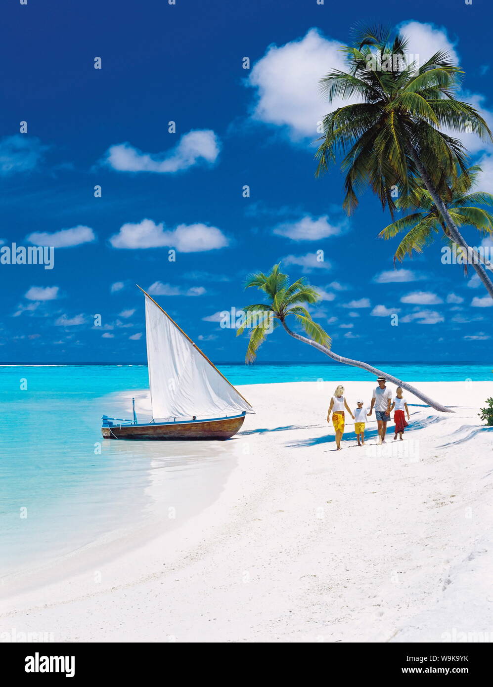 Balades en famille sur une plage tropicale par dhoni traditionnel, Maldives, océan Indien, Asie Banque D'Images