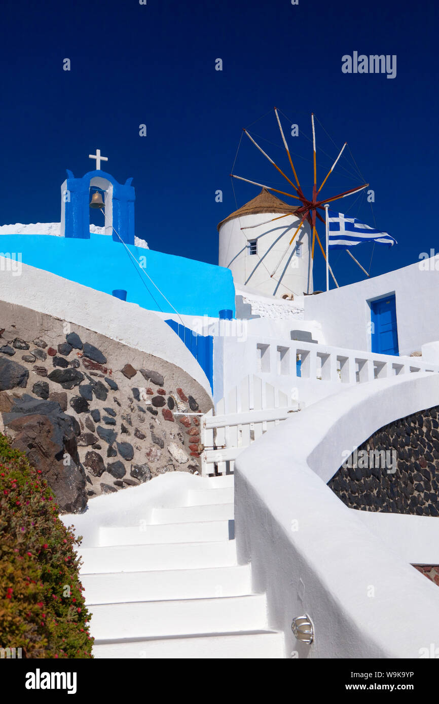 Église, moulin et drapeau grec, Santorini, Cyclades, îles grecques, Grèce, Europe Banque D'Images