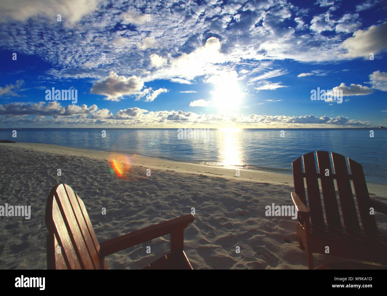 Deux chaises longues sur la plage au coucher du soleil, les Maldives, l'Océan Indien, l'Asie Banque D'Images