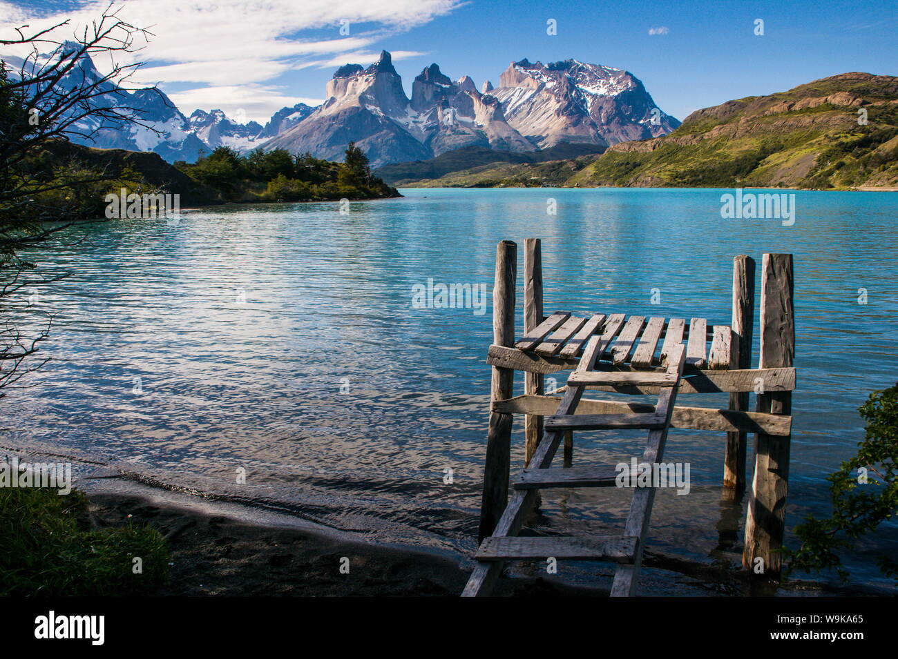 Petite jetée sur le Lac Pehoe dans le Parc National Torres del Paine, Patagonie, Chili, Amérique du Sud Banque D'Images