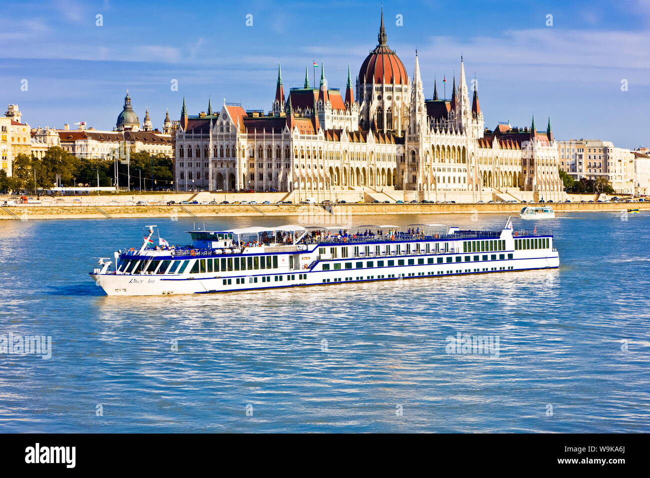 Bateau de croisière passant le Parlement sur le Danube, Budapest, Hongrie, Europe Banque D'Images