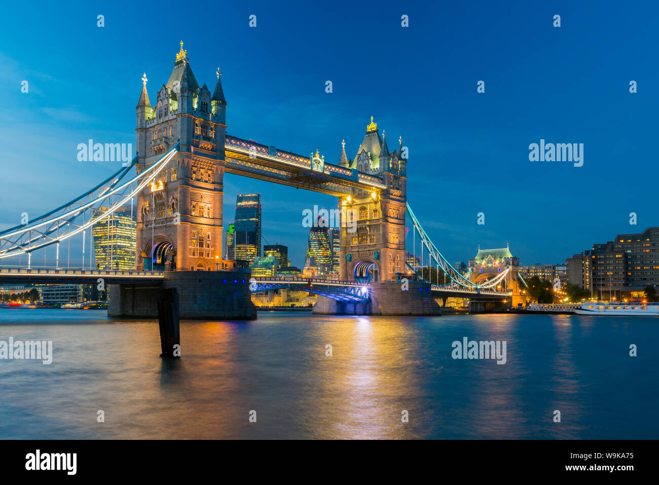 Tower Bridge sur la rivière Thames, la ville de ville de Londres y compris Cheesegrater et gratte-ciel Gherkin, Londres, Angleterre, Royaume-Uni, Europe Banque D'Images