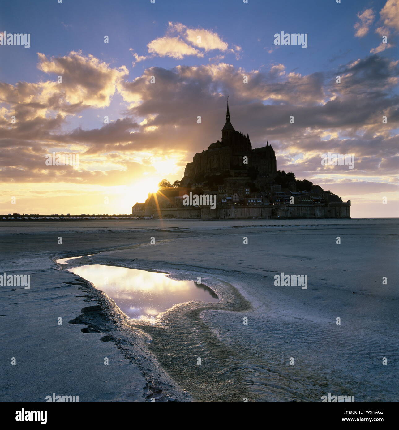 Mont Saint-Michel à partir de l'estran au coucher du soleil, le Mont Saint-Michel, UNESCO World Heritage Site, Normandie, France, Europe Banque D'Images