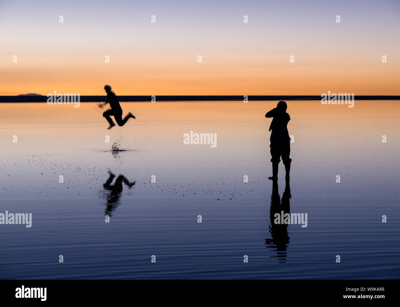 Les touristes pour le coucher du soleil sur le Salar de Uyuni, le sud de l'Altiplano, Bolivie, Amérique du Sud Banque D'Images