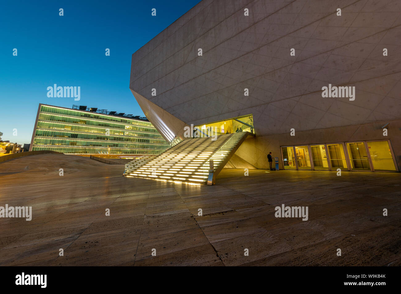 Casa de Musica / Maison de la musique, Porto, Portugal dans la nuit Banque D'Images