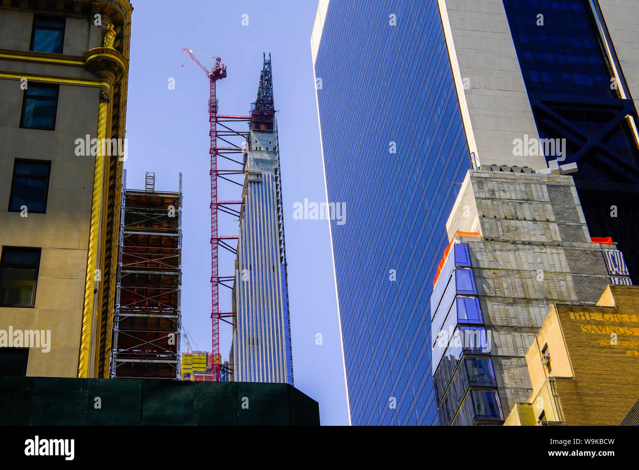 Vue sur la rue de l'approche de l'apogée et Solow Building à partir de la W 57th St, Central Park, Manhattan, New York City, USA. Banque D'Images