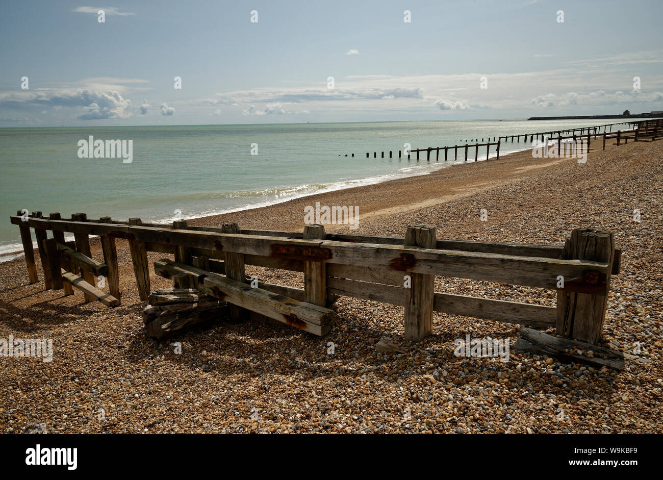 Épi en bois sur la plage de galets à Pevensey, East Sussex, UK Banque D'Images