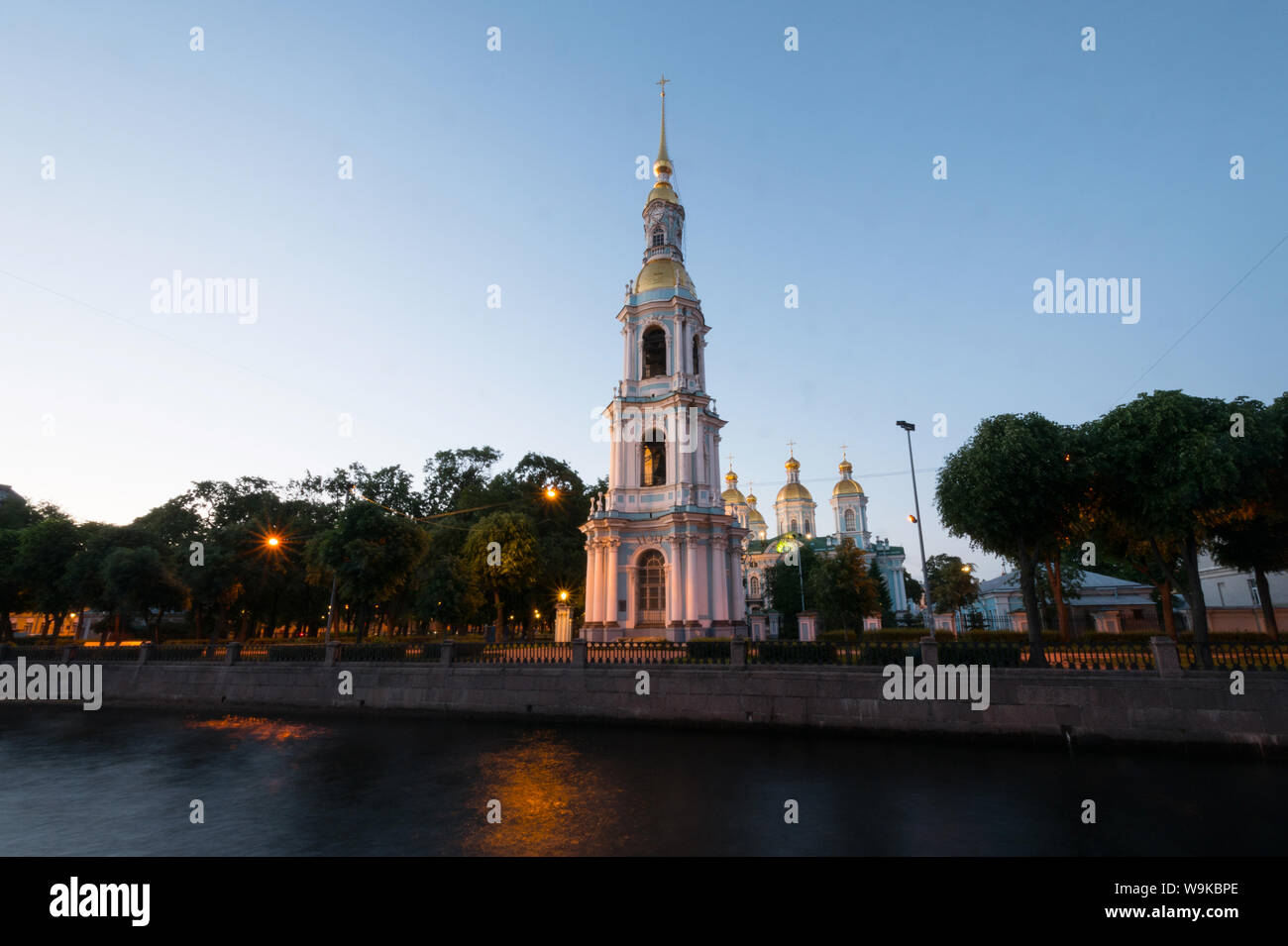 Clocher de la cathédrale de Saint Nicolas de la Marine au cours de nuits blanches à Saint-Pétersbourg, Russie Banque D'Images