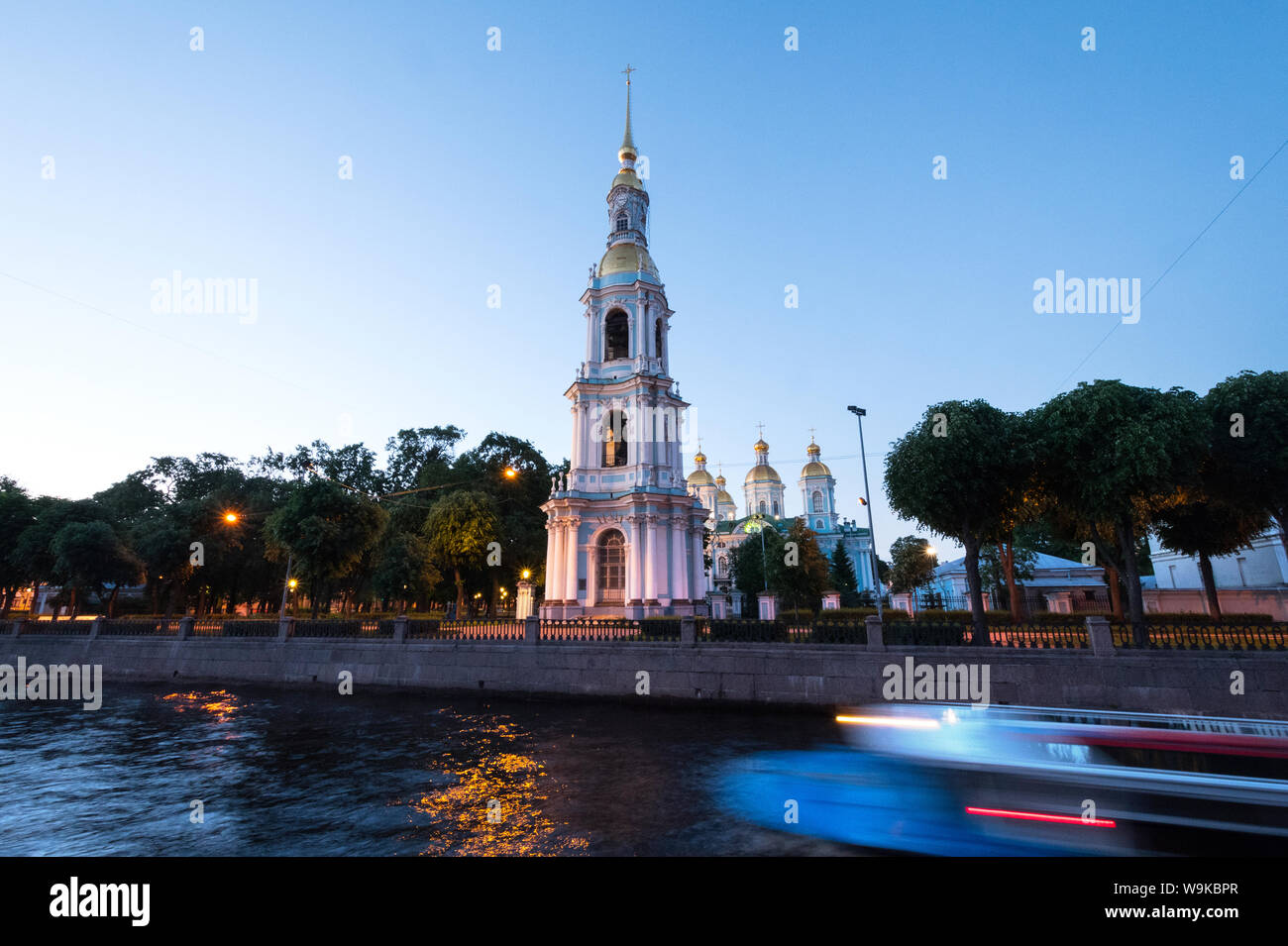 Clocher de la cathédrale de Saint Nicolas de la Marine au cours de nuits blanches à Saint-Pétersbourg, Russie Banque D'Images