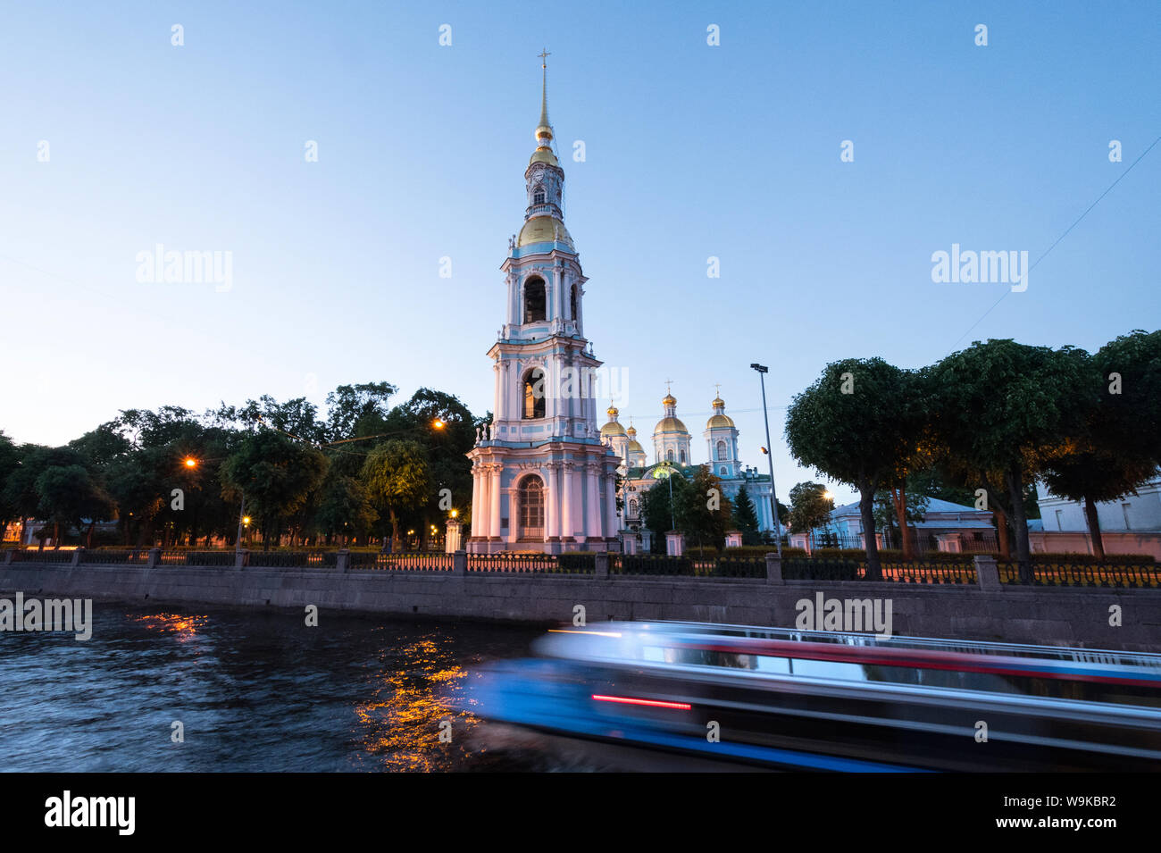 Clocher de la cathédrale de Saint Nicolas de la Marine au cours de nuits blanches à Saint-Pétersbourg, Russie Banque D'Images