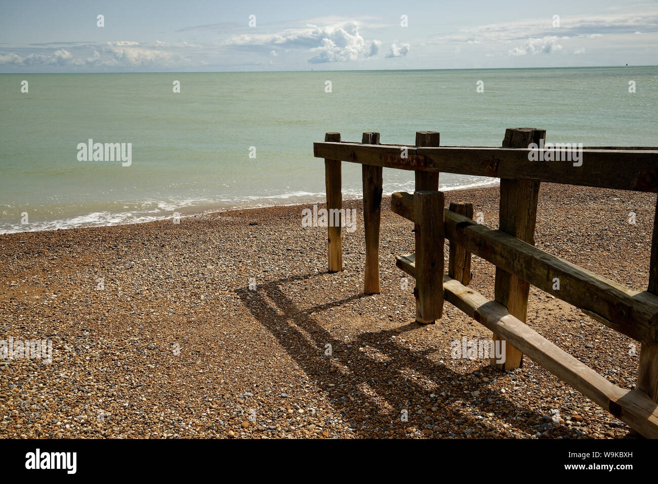 Épi en bois sur la plage de galets à Pevensey, East Sussex, UK Banque D'Images