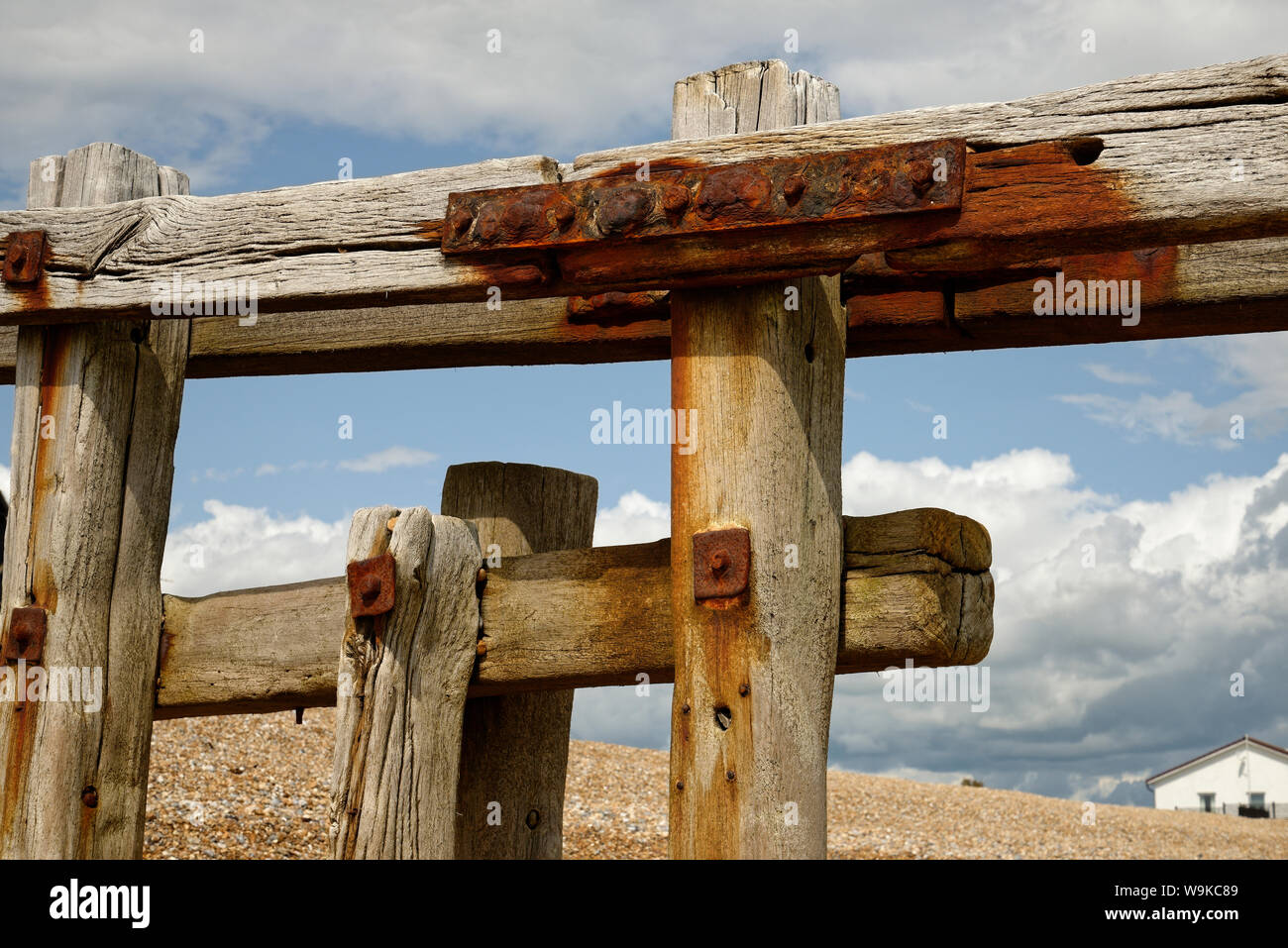 Épi en bois sur la plage de galets à Pevensey, East Sussex, UK Banque D'Images