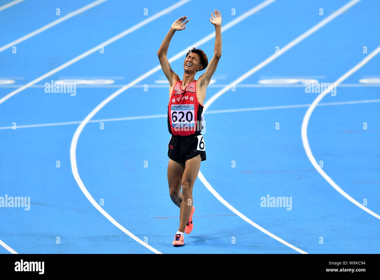 Taiyuan. 14Th Aug 2019. Su Fei de délégation de la région autonome du Ningxia Hui célèbre après la finale du 5 000 m hommes au 2ème Jeux de la jeunesse de la République populaire de Chine à Taiyuan, Chine du Nord, Province de Shanxi, le 14 août, 2019. Credit : Cao Yang/Xinhua/Alamy Live News Banque D'Images