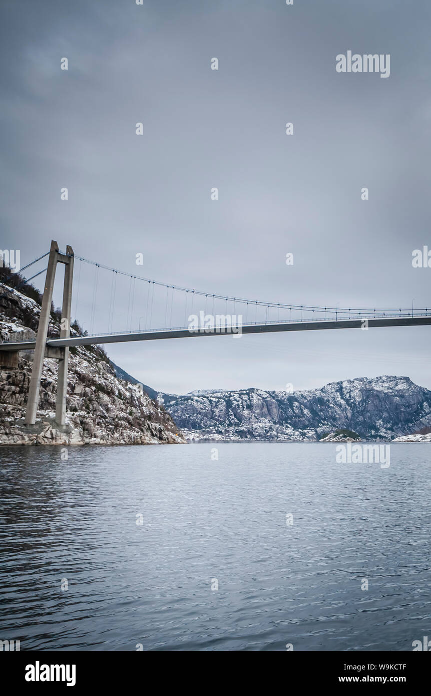 Un pont suspendu sur un fjord près de Stavanger en Norvège Banque D'Images