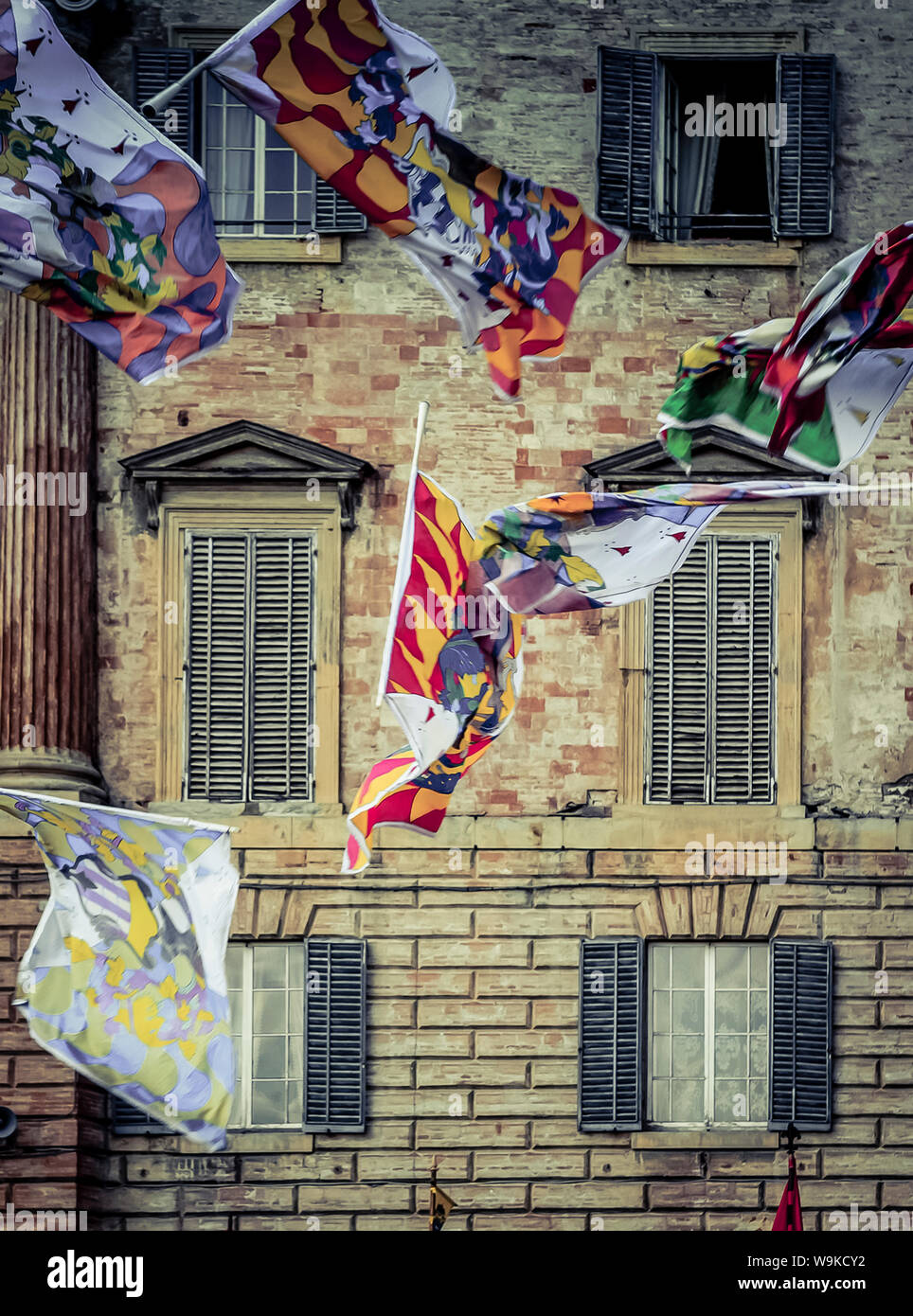 Drapeaux colorés jetée en l'air pendant le Festival de la Ceri race des saints des célébrations dans la ville italienne de Gubbio. Banque D'Images