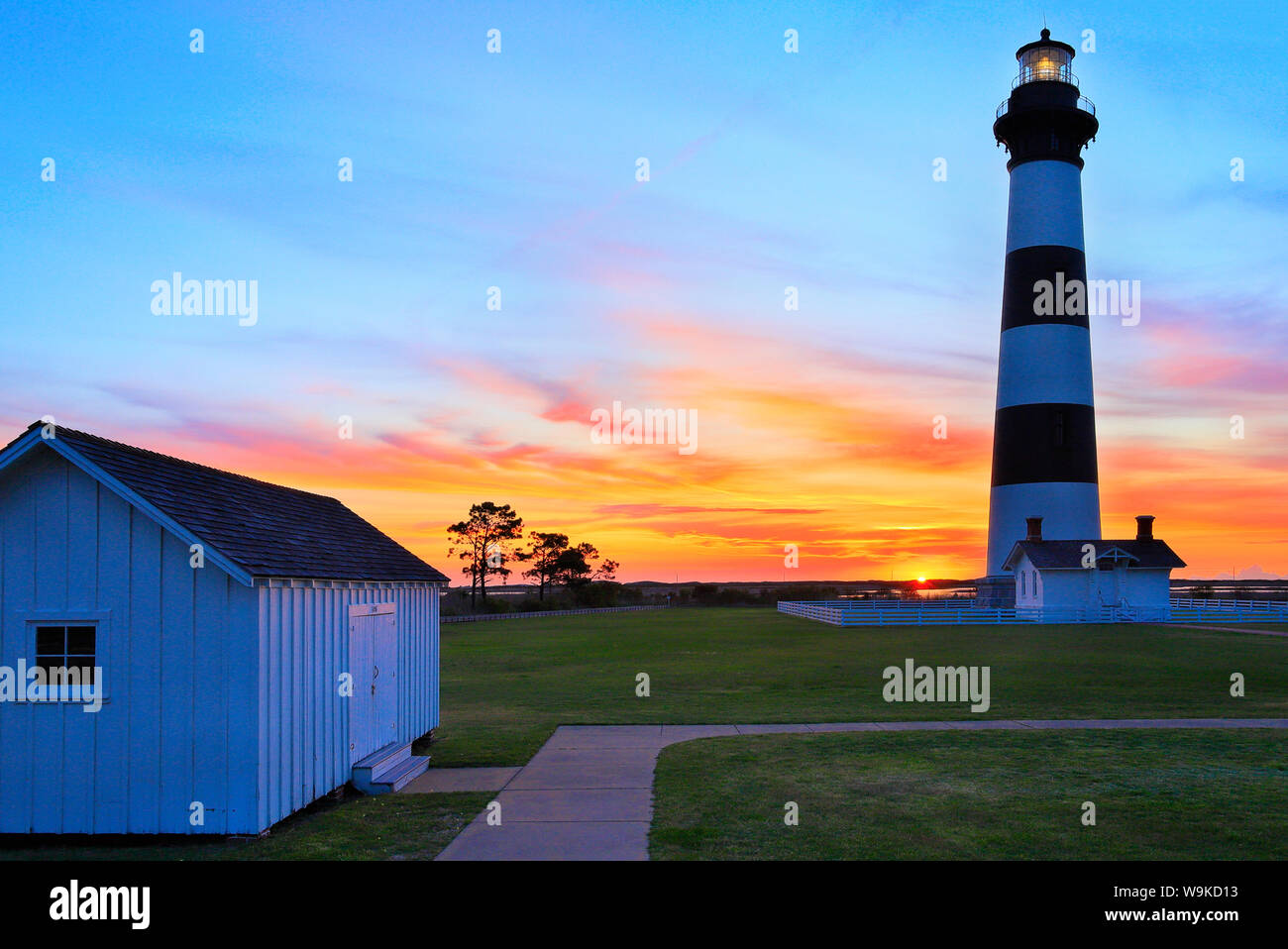 Le lever du soleil, Bodie Island Lighthouse, Cape Hatteras National Seashore, North Carolina, USA Banque D'Images