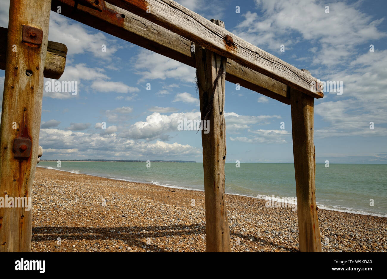 Épi en bois sur la plage de galets à Pevensey, East Sussex, UK Banque D'Images