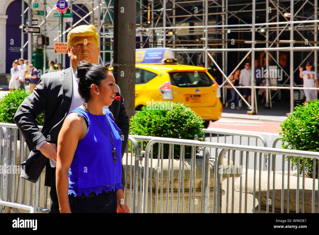 L'Amérique du Sud accueil marionnettes Trump piétons en face de l'hôtel Trump, 5ème avenue, Manhattan, New York City, USA 2019 Août. Banque D'Images