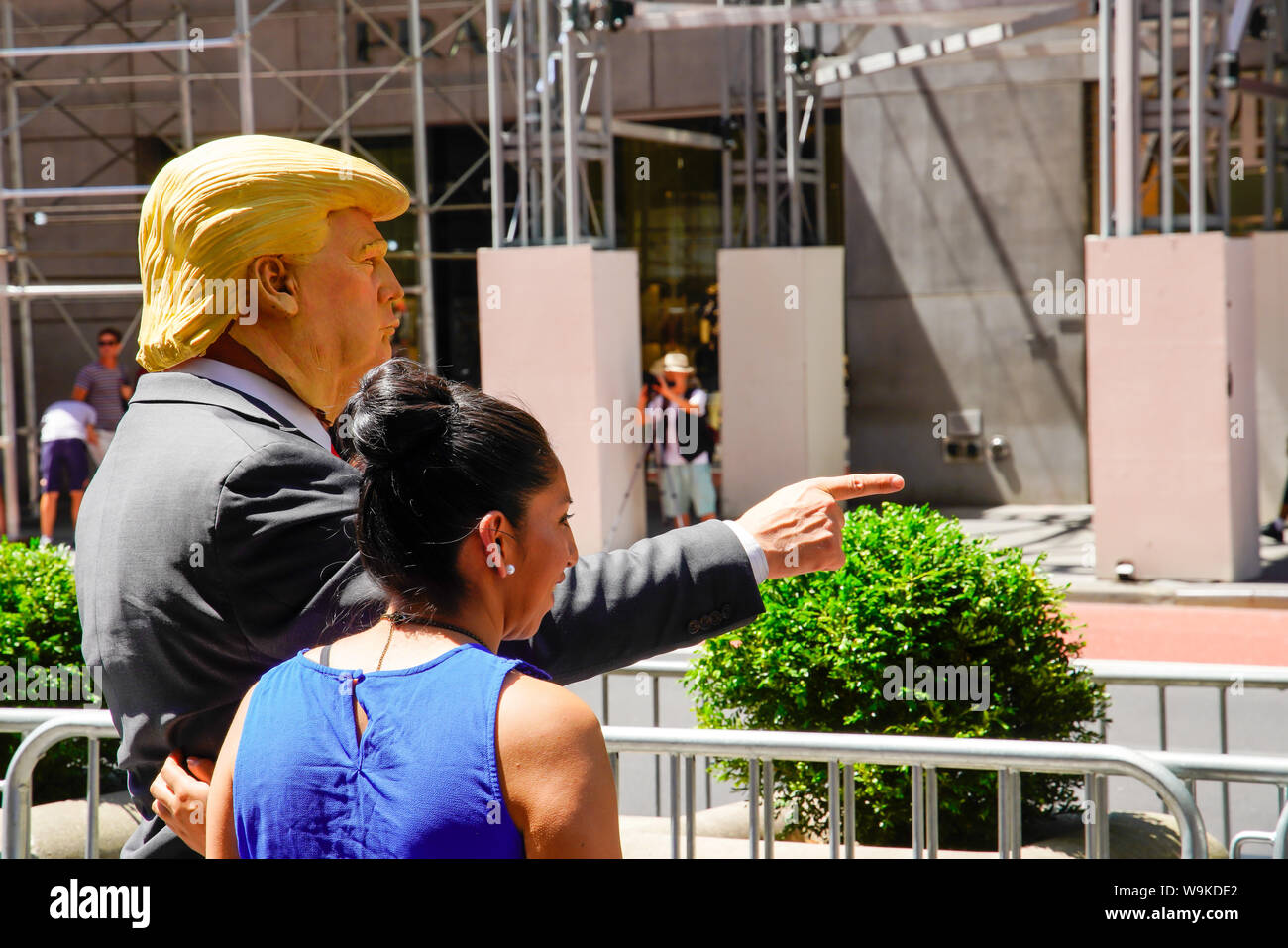 L'Amérique du Sud accueil marionnettes Trump piétons en face de l'hôtel Trump, 5ème avenue, Manhattan, New York City, USA 2019 Août. Banque D'Images