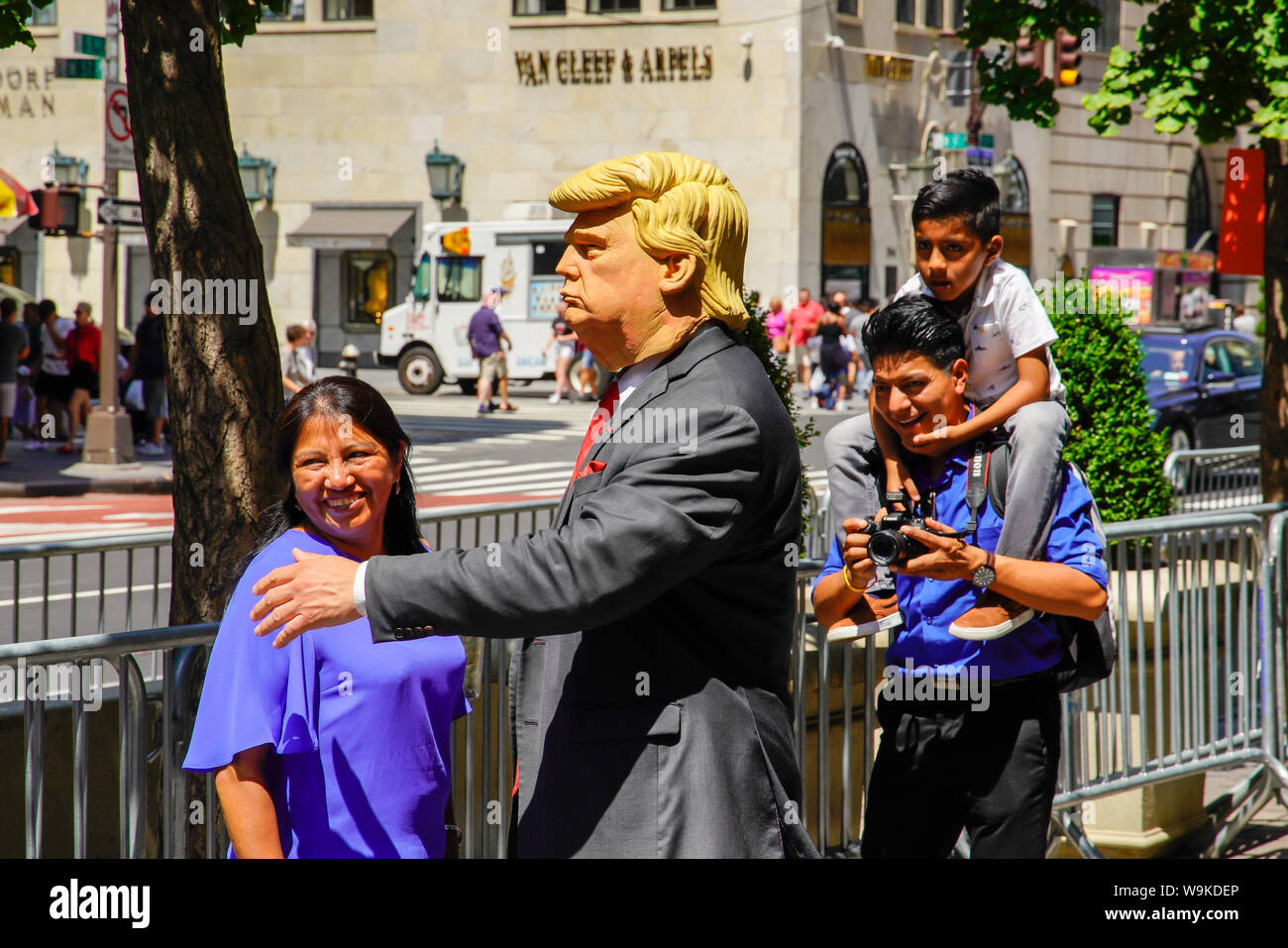 L'Amérique du Sud accueil marionnettes Trump piétons en face de l'hôtel Trump, 5ème avenue, Manhattan, New York City, USA 2019 Août. Banque D'Images