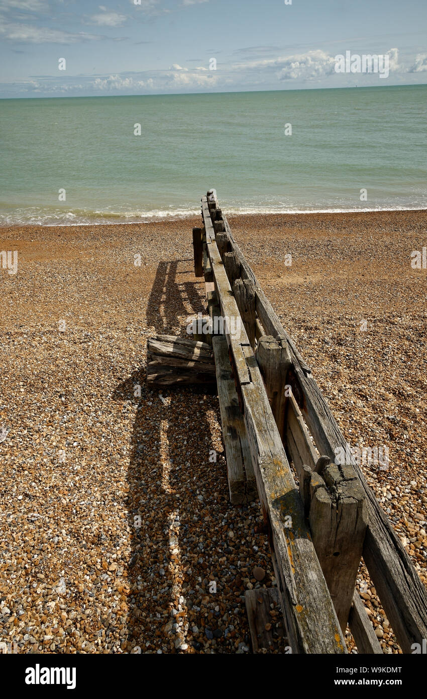 Épi en bois sur la plage de galets à Pevensey, East Sussex, UK Banque D'Images