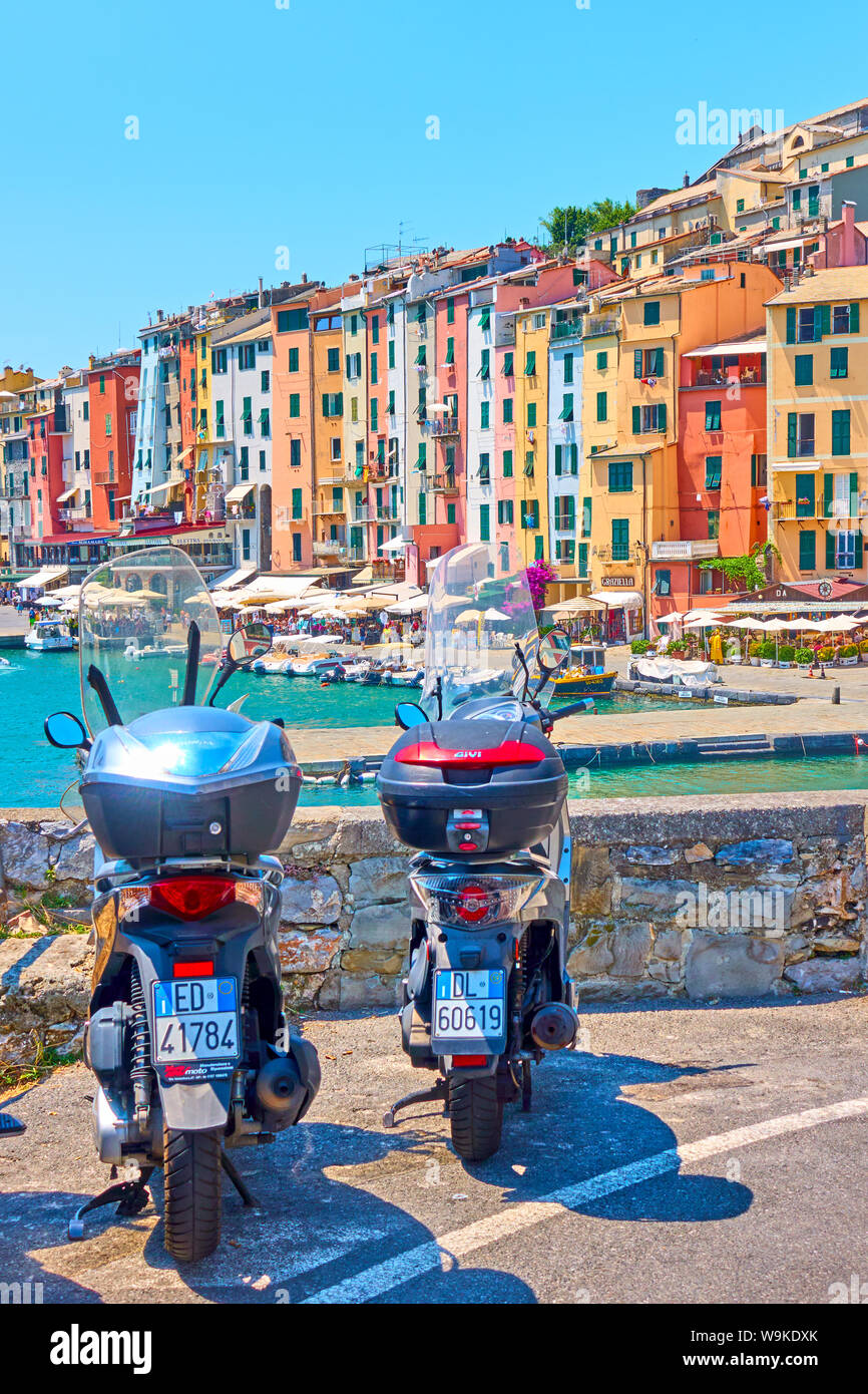 Porto Venere, La Spezia, Italie - 5 juillet 2019 : deux motos sur le côté de la route de Porto Venere Banque D'Images