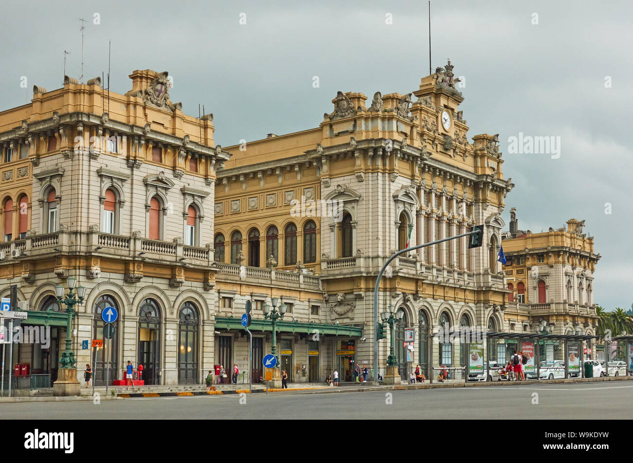 Gênes, Italie - 7 juillet 2019 : La gare de Genova Brignole - l'une des deux gares de Gênes par jour nuageux Banque D'Images