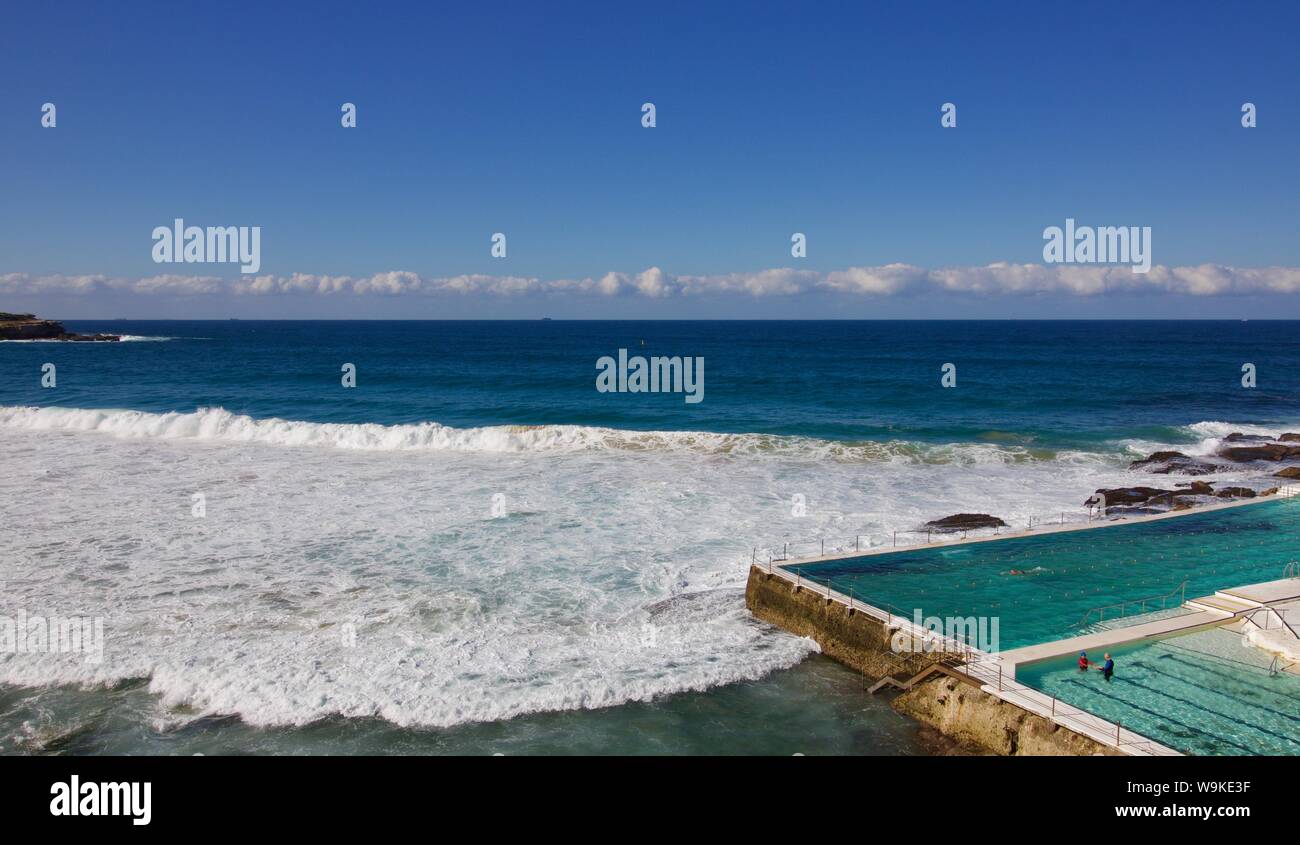 Vue sur la mer à Bondi, Nouvelle-Galles du Sud, Australie avec piscine Icebergs à côté Banque D'Images