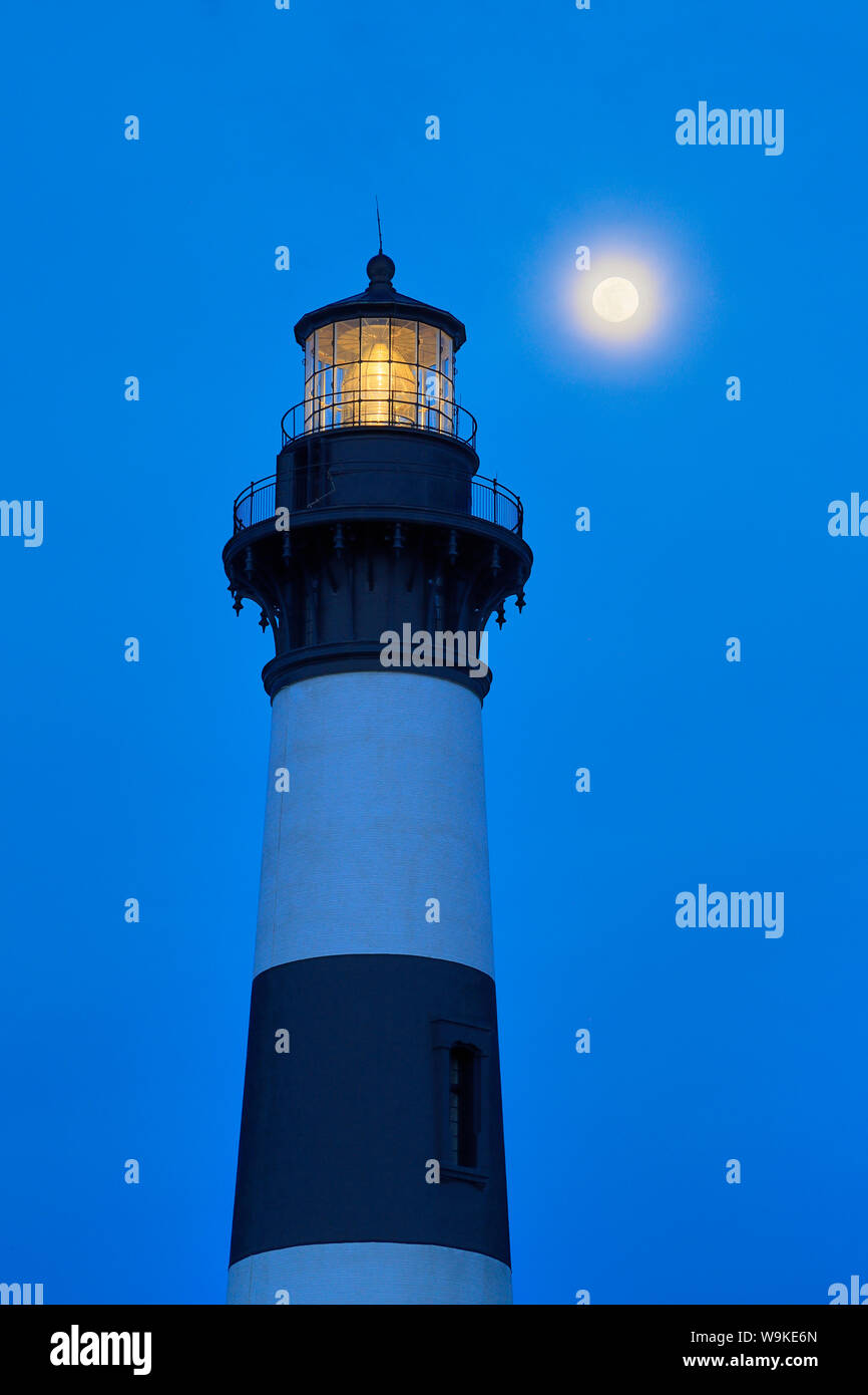 Pleine lune, Bodie Island Lighthouse, Cape Hatteras National Seashore, North Carolina, USA Banque D'Images