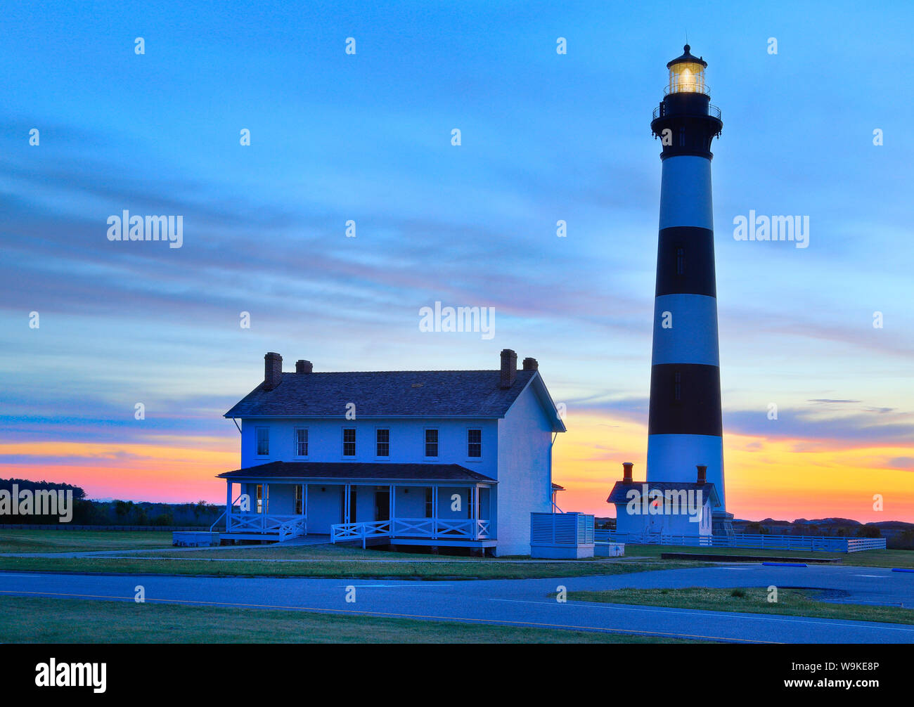 Le lever du soleil, Bodie Island Lighthouse, Cape Hatteras National Seashore, North Carolina, USA Banque D'Images