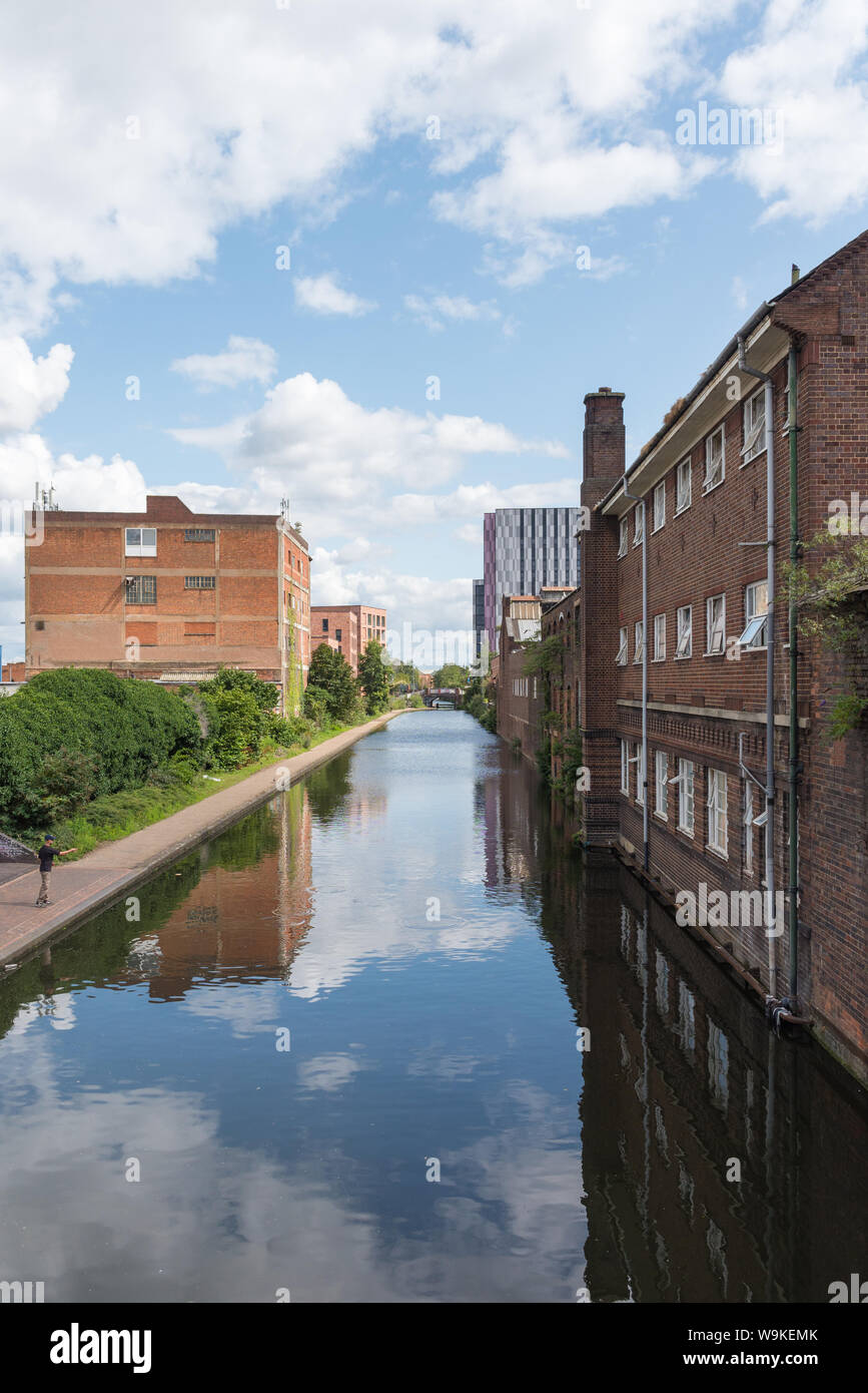 Anciennes usines bordant le Canal Fazeley Birmingham et dans la nouvelle ville de Birmingham en regardant vers l'Aston Banque D'Images