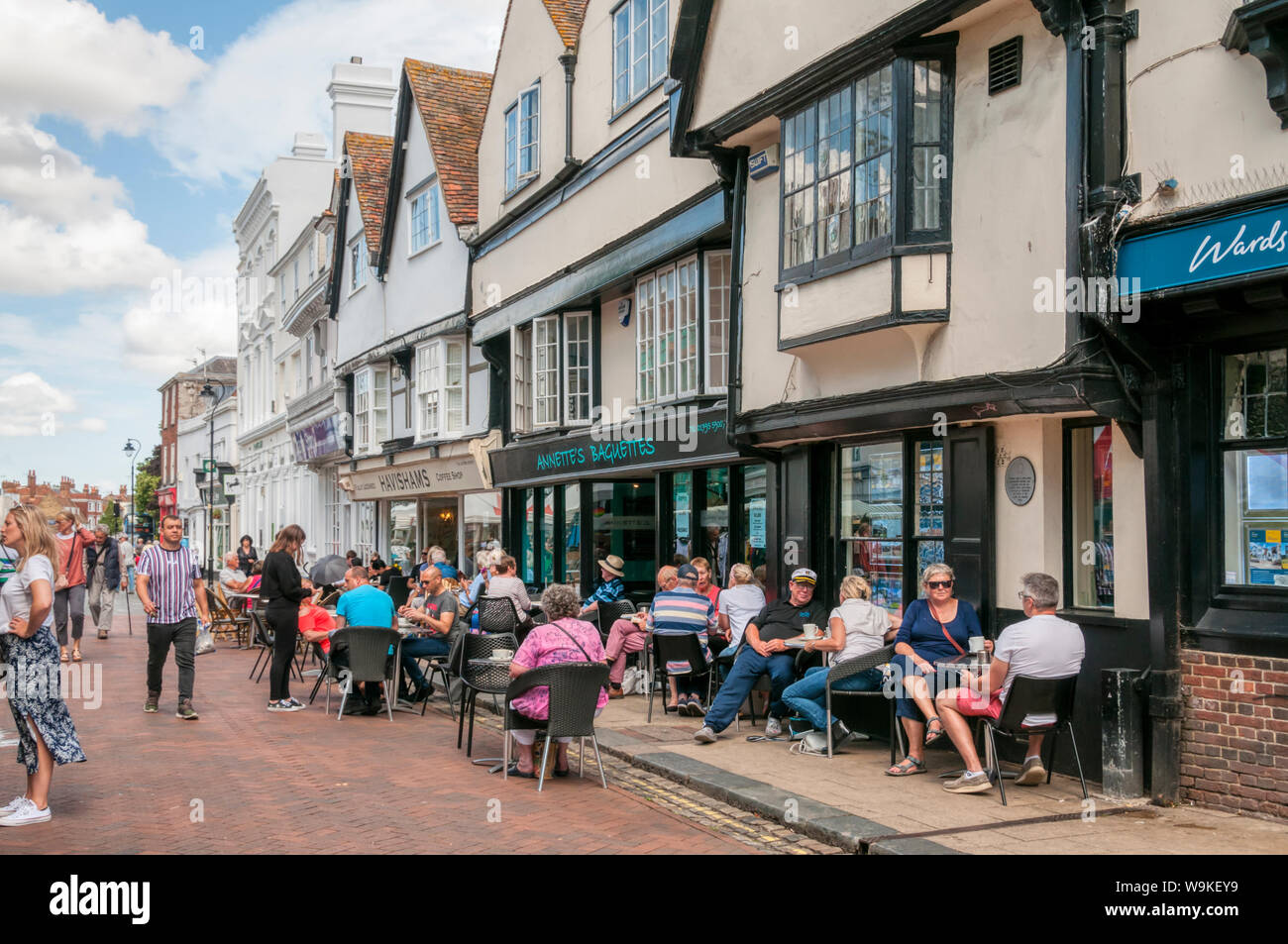Les gens assis à l'extérieur des cafés en Cour Street, Faversham, Kent. Banque D'Images