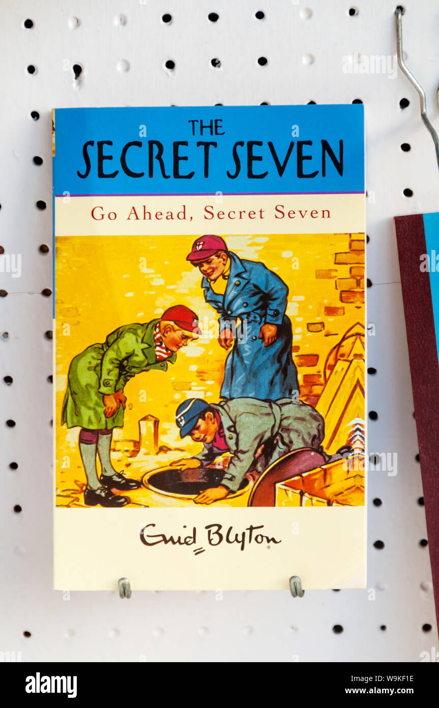 Copie d'aller de l'avant, Sept secrets par Enid Blyton en vente en librairie. D'abord publié en 1953. L'un de ses sept secrets série de livres pour enfants Banque D'Images