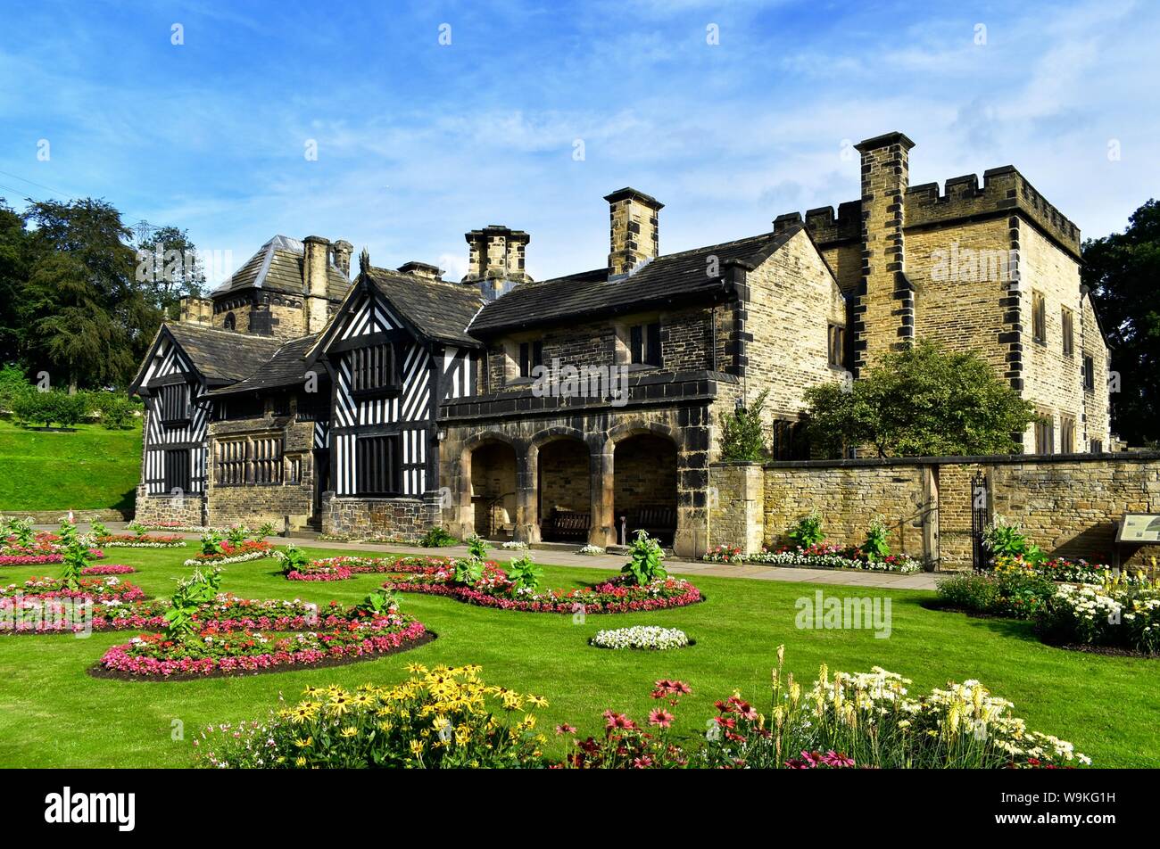 Shibden Hall et de lits de fleurs dans le jardin. Banque D'Images