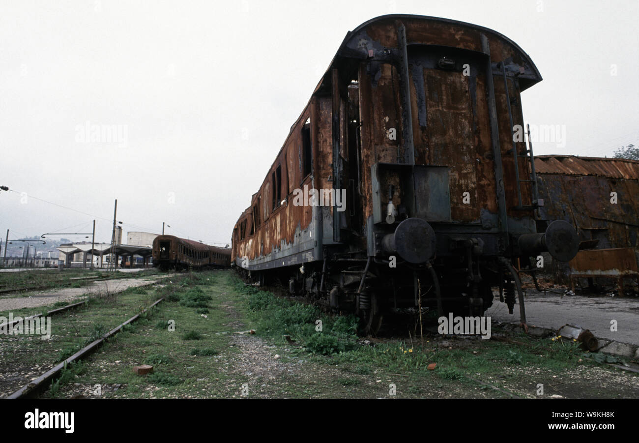 8 mai 1993 pendant le siège de Sarajevo : des wagons de train, rouge avec de la rouille, à la gare principale, dans le nord-ouest de la ville. Banque D'Images