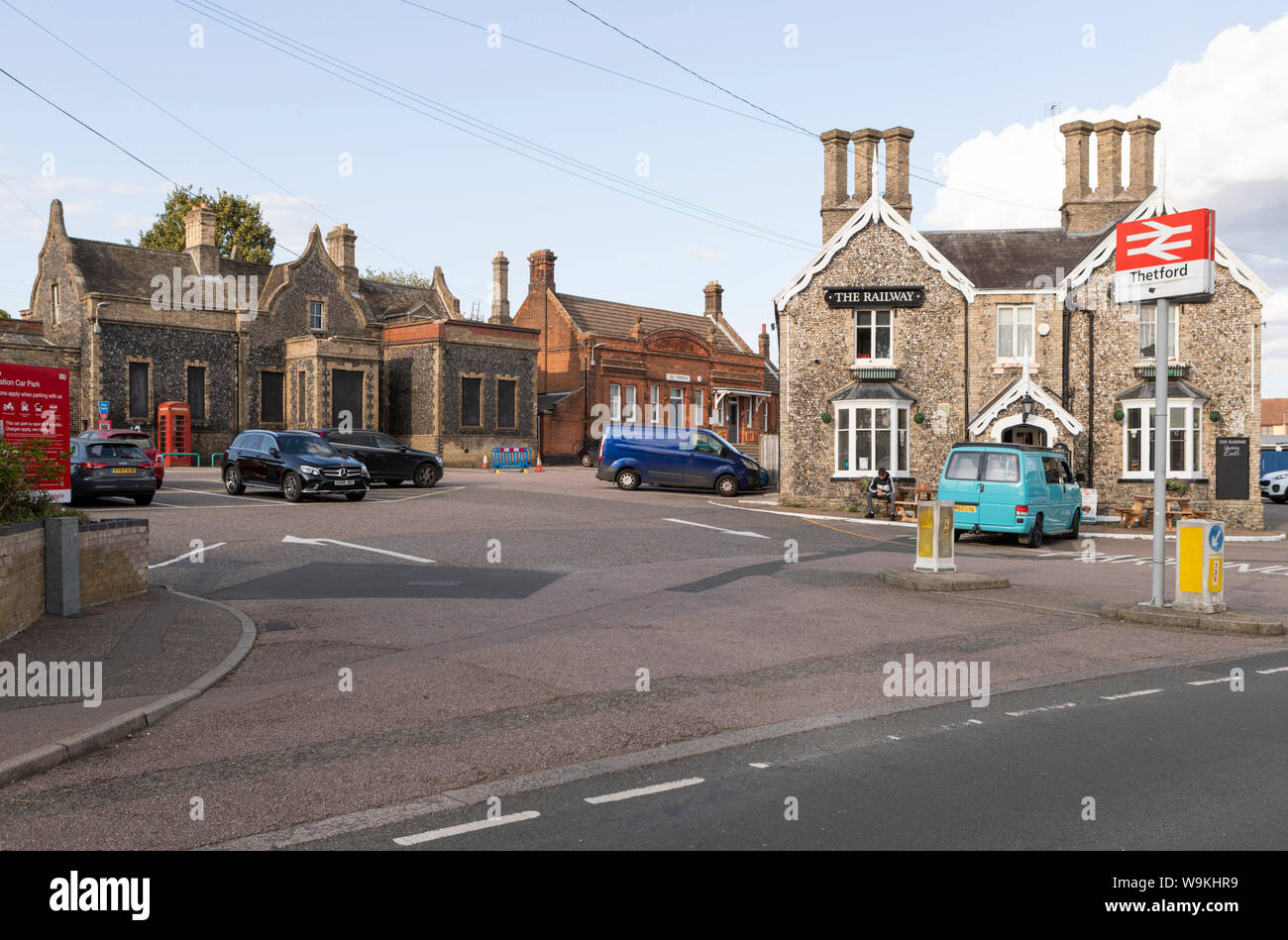 La gare de chemin de fer Thatford, taverne et parking 14/08/19 Non aiguisé Banque D'Images