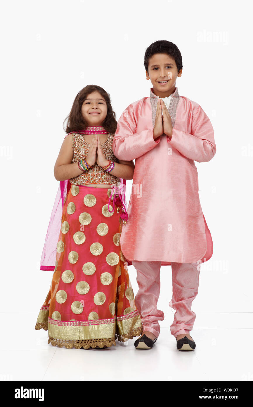 Deux enfants salut les mains jointes Banque D'Images
