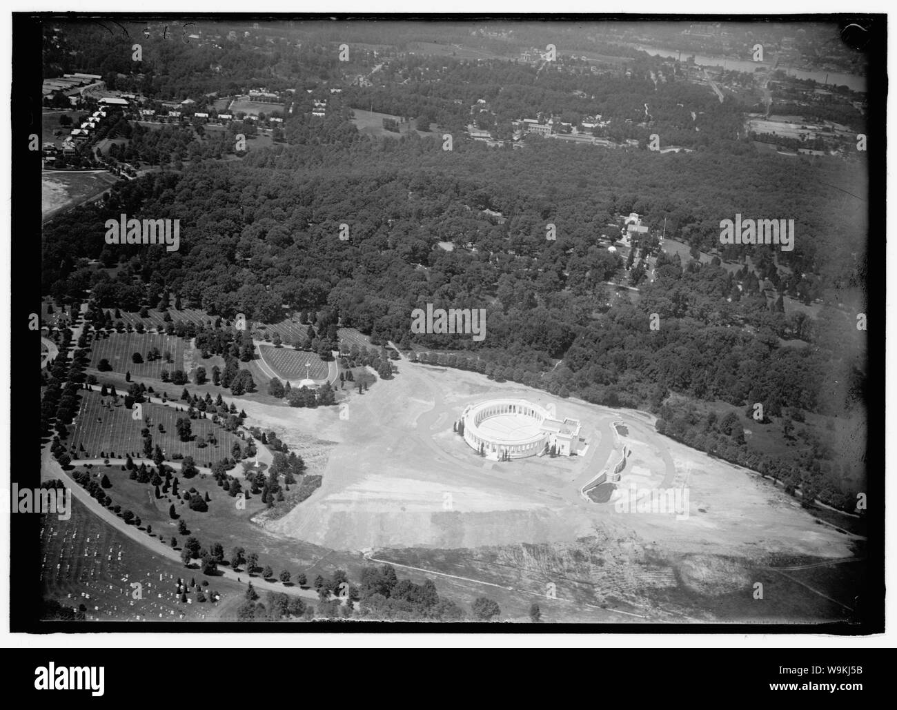 Le cimetière national d'Arlington. Vues d'ARLINGTON À PARTIR DE L'AIR, en centrant le MEMORIAL AMPHITHEATER Banque D'Images