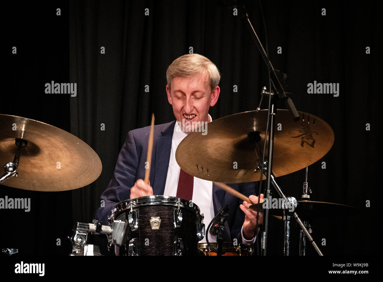Steve Brown à la batterie avec son quartet Scott Hamilton, Jazz Festival 2019 Brecon Banque D'Images